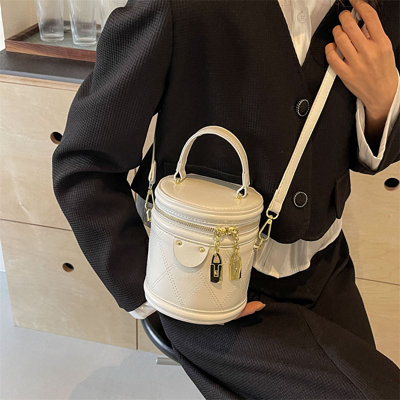 Women's Pu Leather Solid Color Classic Style Sewing Thread Zipper Bucket Bag display picture 5
