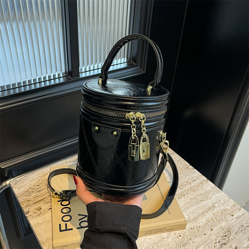 Women's Pu Leather Solid Color Classic Style Sewing Thread Zipper Bucket Bag display picture 9