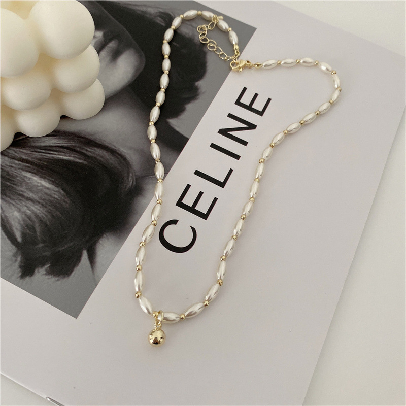 Retro Style Imitation Pearl Round Beads Pendant Necklace Clavicle Chain display picture 1