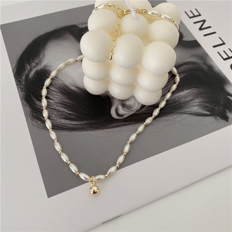 Retro Style Imitation Pearl Round Beads Pendant Necklace Clavicle Chain display picture 3