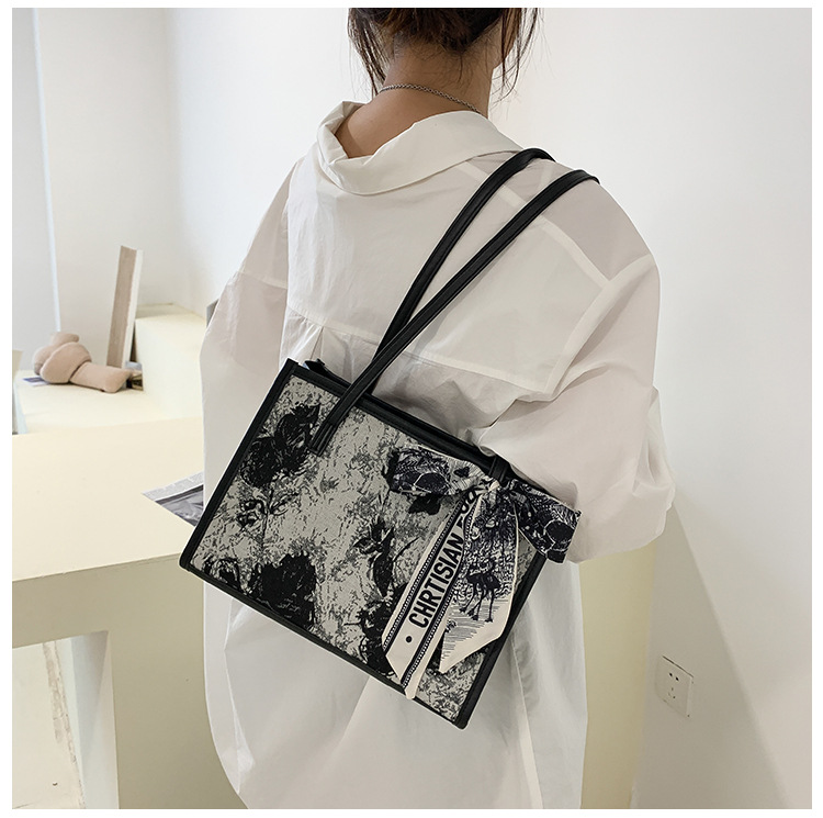 Women's Medium All Seasons Pu Leather Printing Vintage Style Square Zipper Shoulder Bag display picture 4