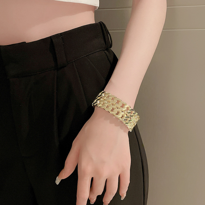 Exaggerated Luxurious Solid Color Alloy Chain Women's Bangle display picture 12