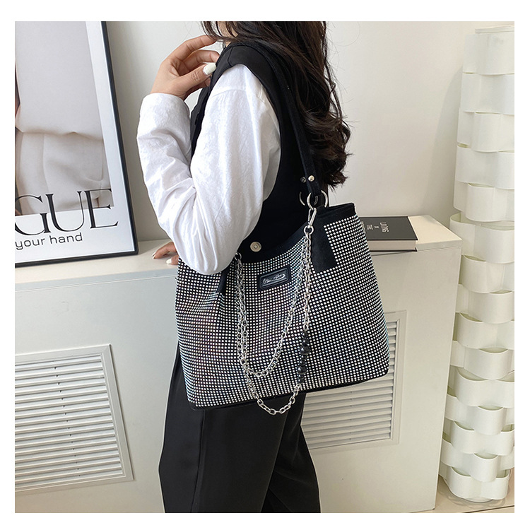 Women's Medium Pu Leather Solid Color Elegant Square Zipper Underarm Bag display picture 2