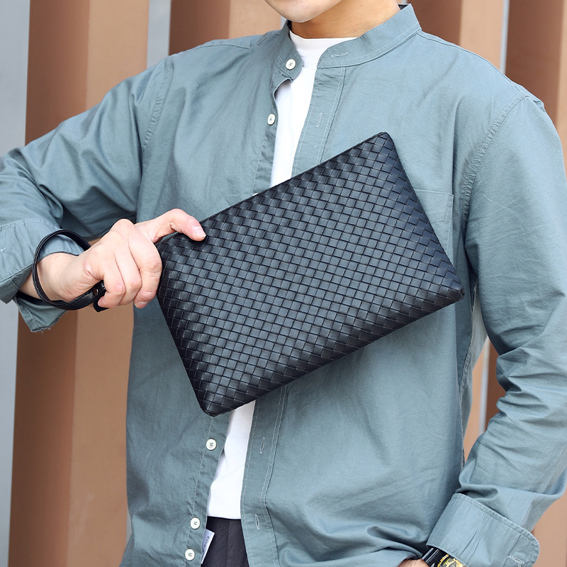 Hommes Couleur Unie Faux Cuir Tisser Fermeture Éclair Pochette display picture 2