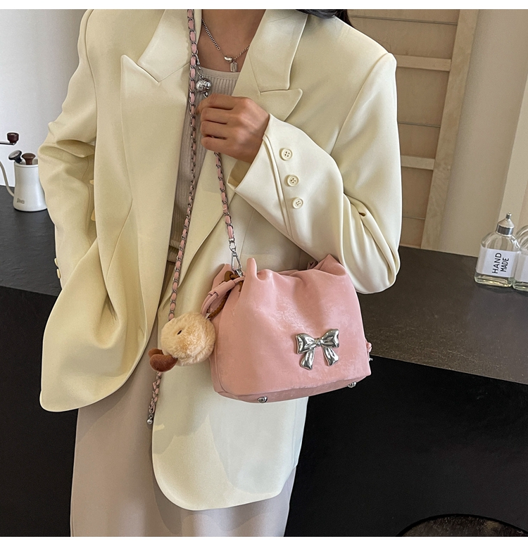 Women's Medium Pu Leather Solid Color Bow Knot Basic Bucket Magnetic Buckle Crossbody Bag display picture 6