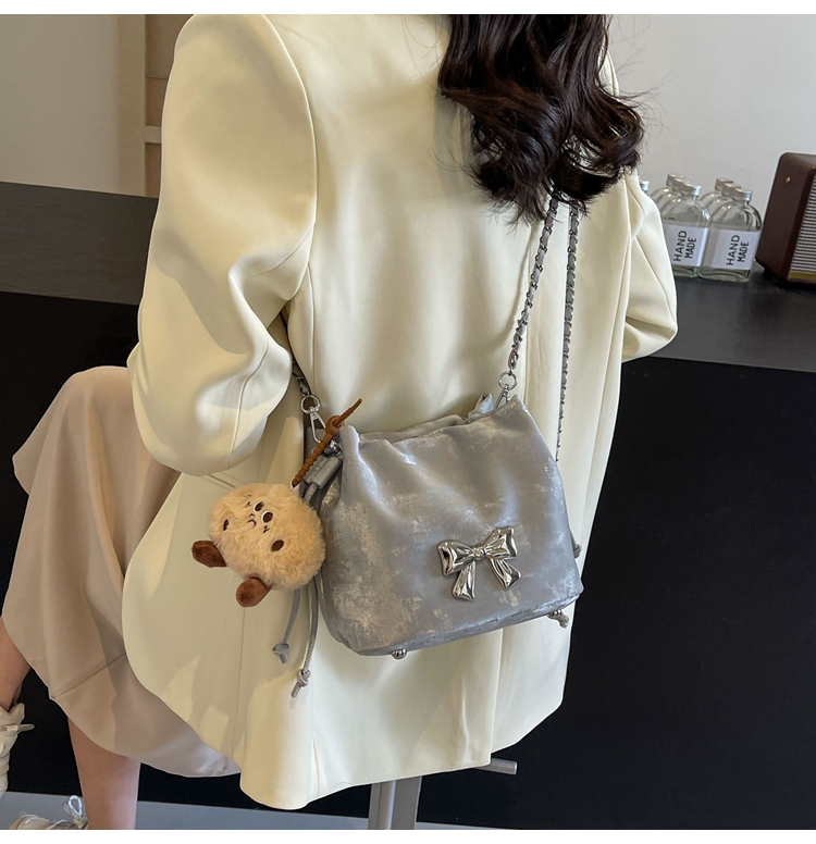 Women's Medium Pu Leather Solid Color Bow Knot Basic Bucket Magnetic Buckle Crossbody Bag display picture 7
