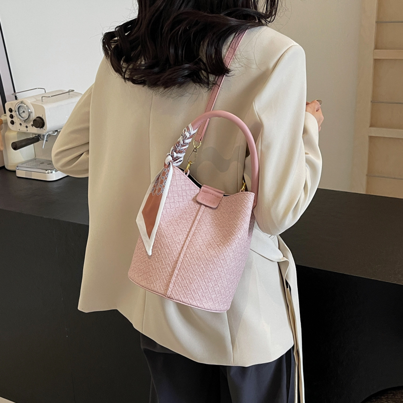 Women's Pu Leather Solid Color Basic Sewing Thread Magnetic Buckle Bucket Bag display picture 6