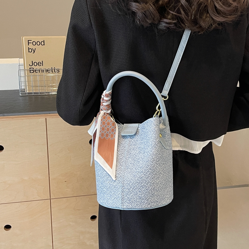 Women's Pu Leather Solid Color Basic Sewing Thread Magnetic Buckle Bucket Bag display picture 5