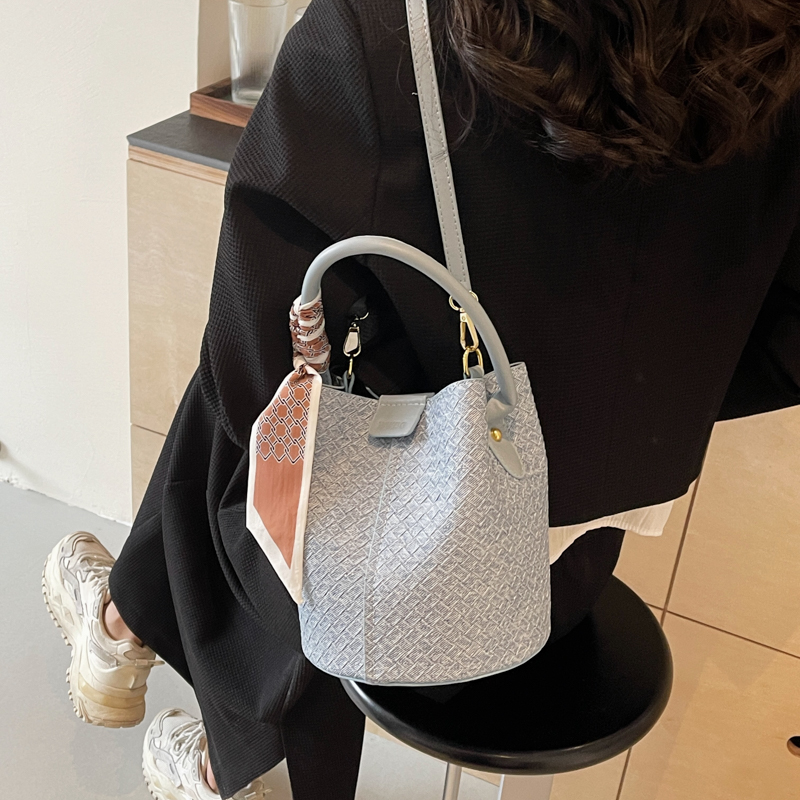 Women's Pu Leather Solid Color Basic Sewing Thread Magnetic Buckle Bucket Bag display picture 3