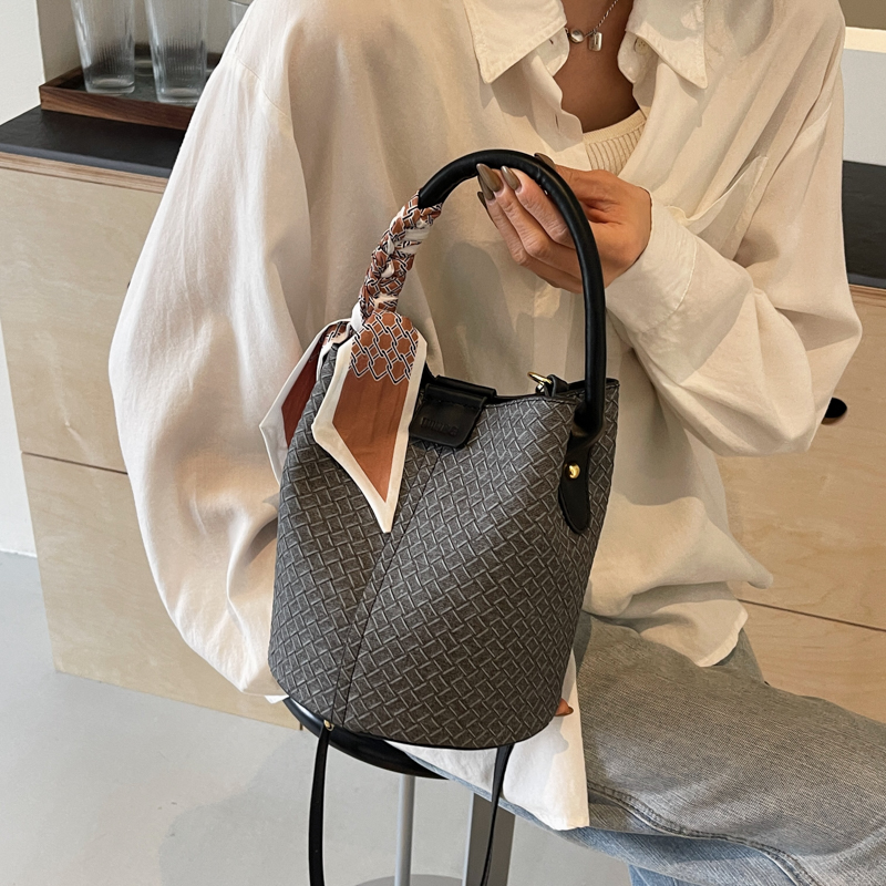 Women's Pu Leather Solid Color Basic Sewing Thread Magnetic Buckle Bucket Bag display picture 8