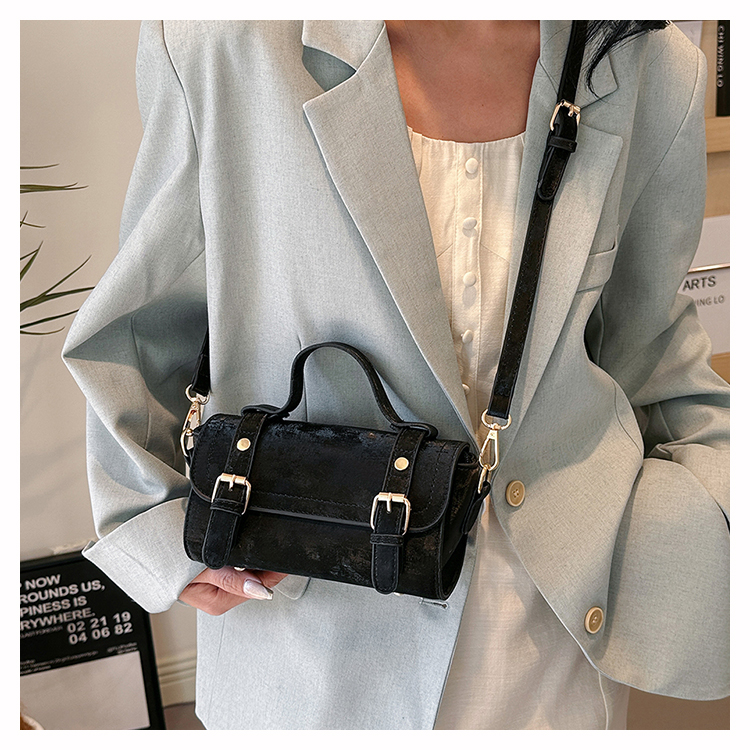 Women's Medium Pu Leather Solid Color Classic Style Square Magnetic Buckle Shoulder Bag display picture 13