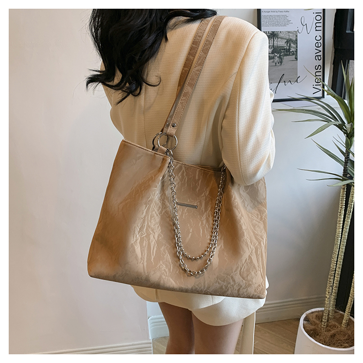 Women's Large Pu Leather Solid Color Classic Style Zipper Tote Bag display picture 13
