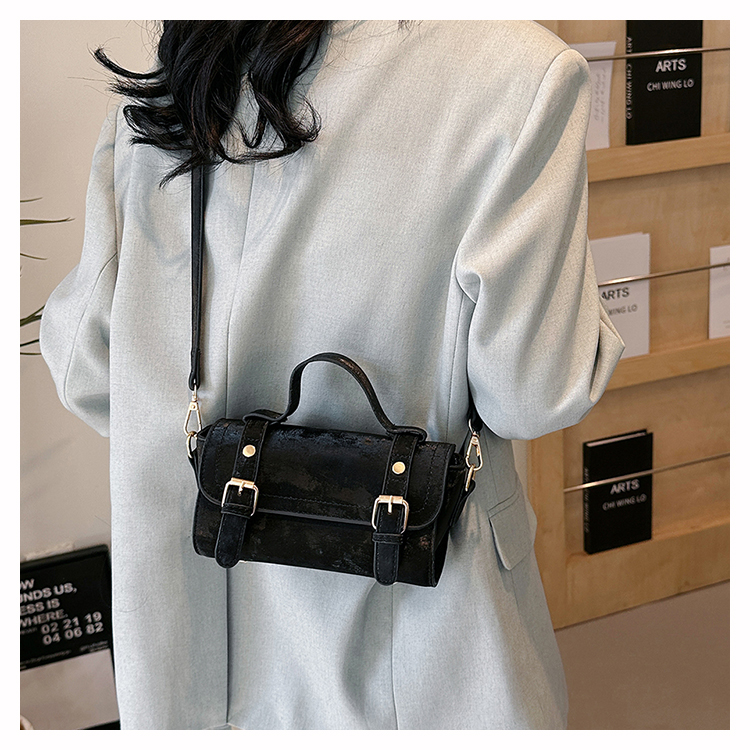 Women's Medium Pu Leather Solid Color Classic Style Square Magnetic Buckle Shoulder Bag display picture 15