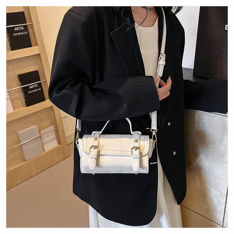 Women's Medium Pu Leather Solid Color Classic Style Square Magnetic Buckle Shoulder Bag display picture 12