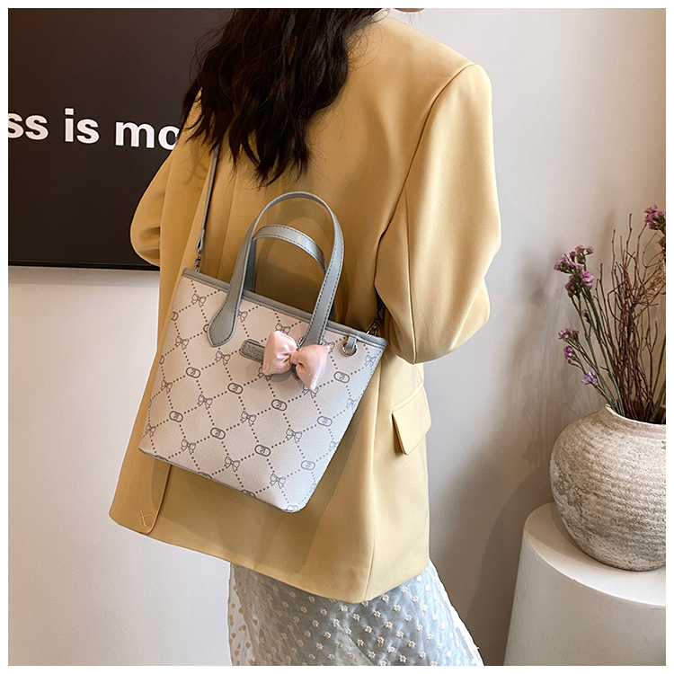 Women's Medium Pu Leather Solid Color Argyle Bow Knot Classic Style Zipper Crossbody Bag display picture 9