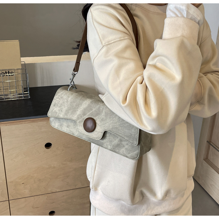 Women's Medium Pu Leather Solid Color Streetwear Magnetic Buckle Underarm Bag display picture 10