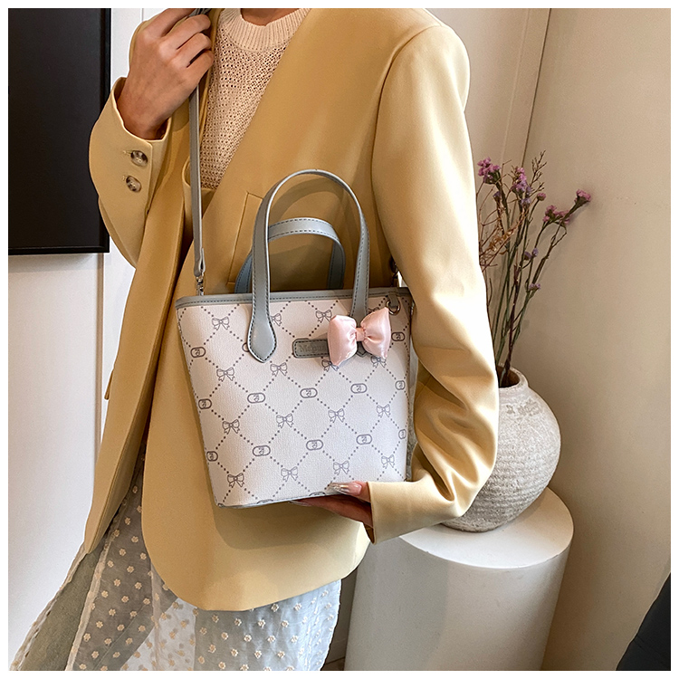 Women's Medium Pu Leather Solid Color Argyle Bow Knot Classic Style Zipper Crossbody Bag display picture 13
