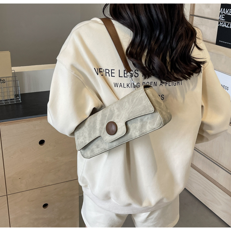 Women's Medium Pu Leather Solid Color Streetwear Magnetic Buckle Underarm Bag display picture 15