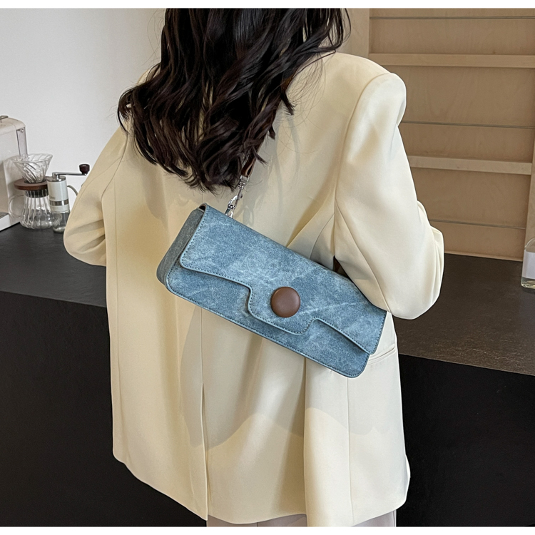 Women's Medium Pu Leather Solid Color Streetwear Magnetic Buckle Underarm Bag display picture 13