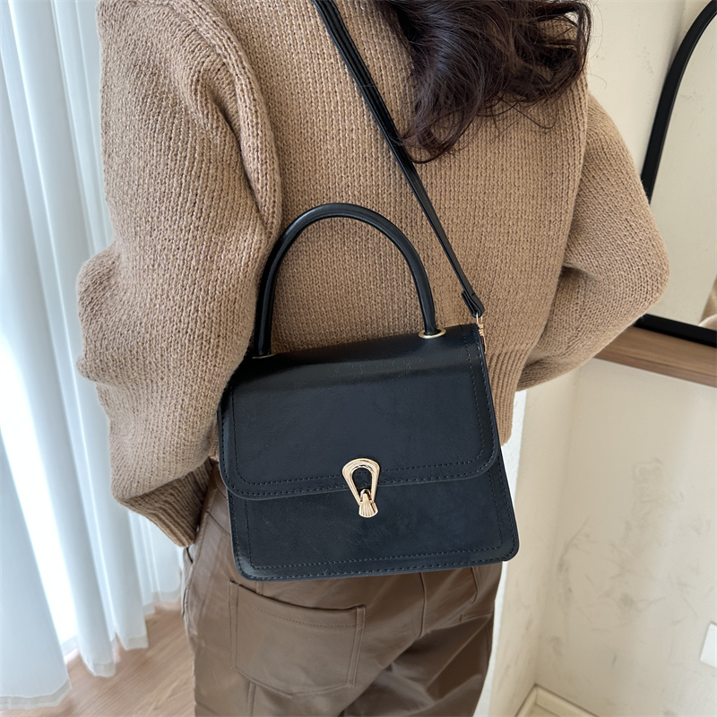 Women's Pu Leather Solid Color Elegant Square Lock Clasp Handbag display picture 7