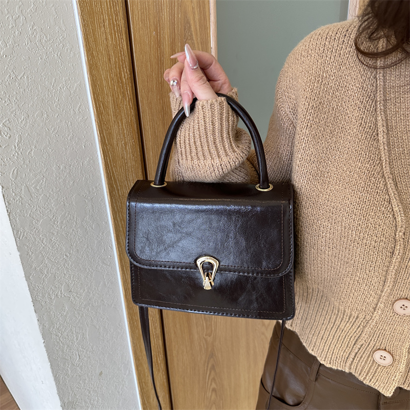 Women's Pu Leather Solid Color Elegant Square Lock Clasp Handbag display picture 3