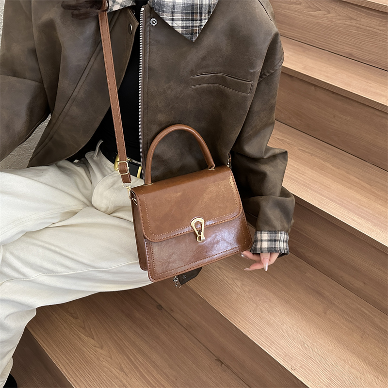 Women's Pu Leather Solid Color Elegant Square Lock Clasp Handbag display picture 2