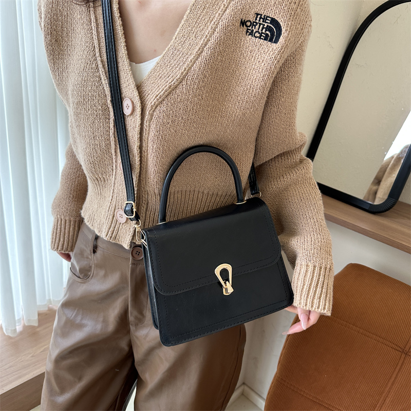 Women's Pu Leather Solid Color Elegant Square Lock Clasp Handbag display picture 4