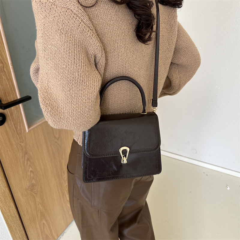 Women's Pu Leather Solid Color Elegant Square Lock Clasp Handbag display picture 8