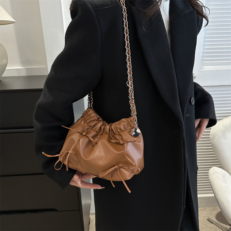 Women's Pu Leather Solid Color Vintage Style Bucket Magnetic Buckle Shoulder Bag display picture 3