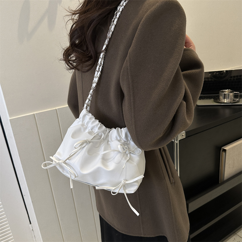 Women's Pu Leather Solid Color Vintage Style Bucket Magnetic Buckle Shoulder Bag display picture 1