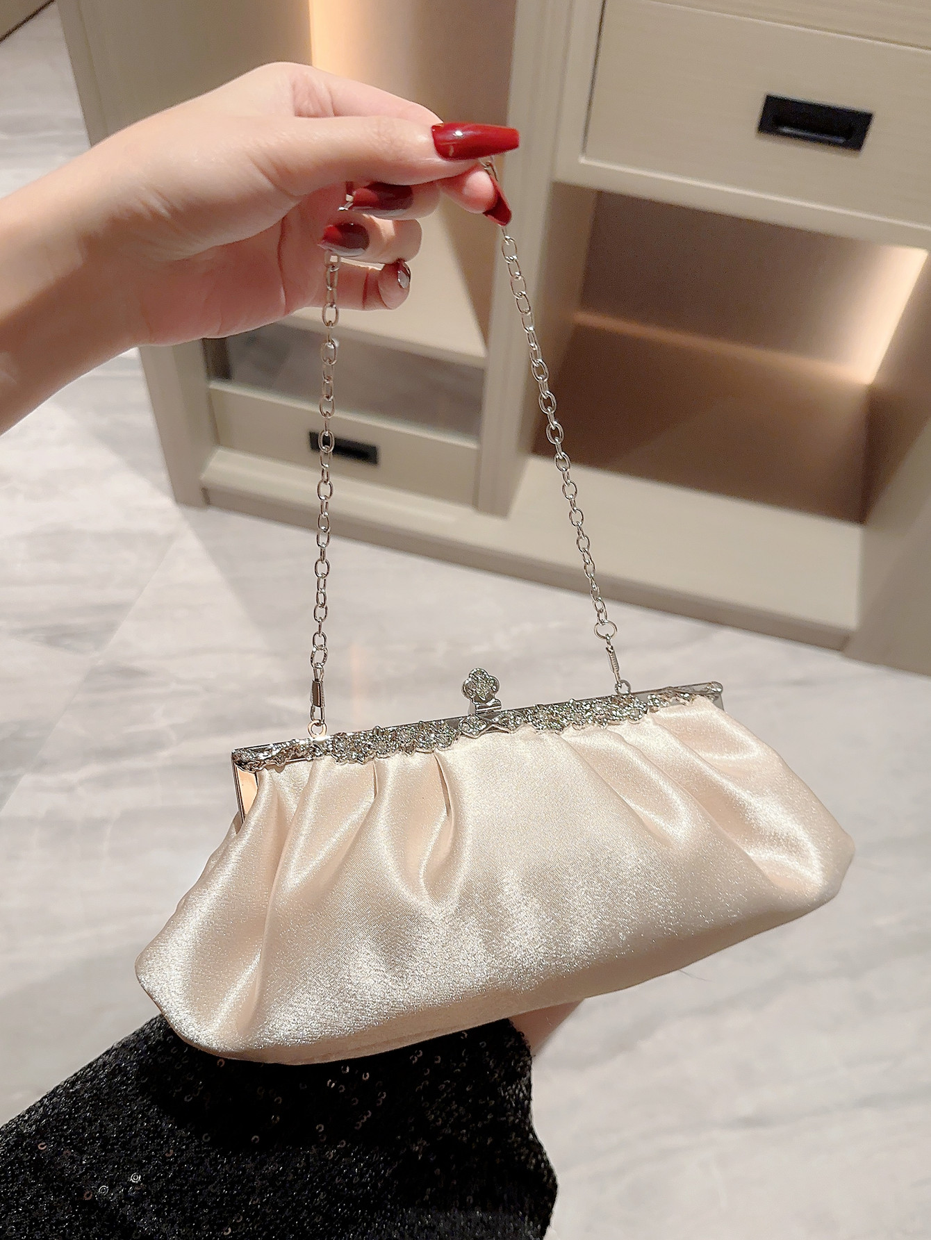 Apricot Silver Black Suede Solid Color Rhinestone Dumpling Shape Evening Bags display picture 9