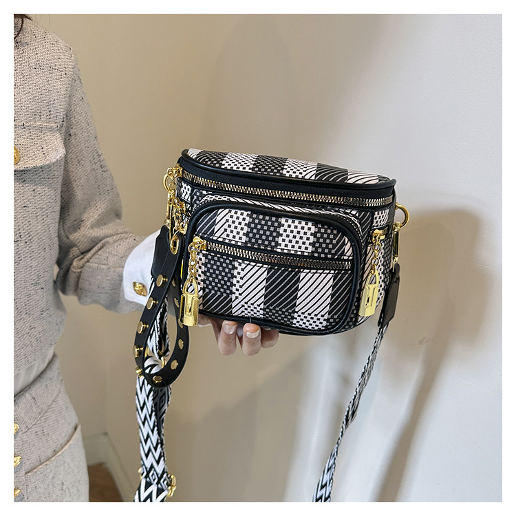 Women's Pu Leather Color Block Vintage Style Square Zipper Shoulder Bag display picture 3