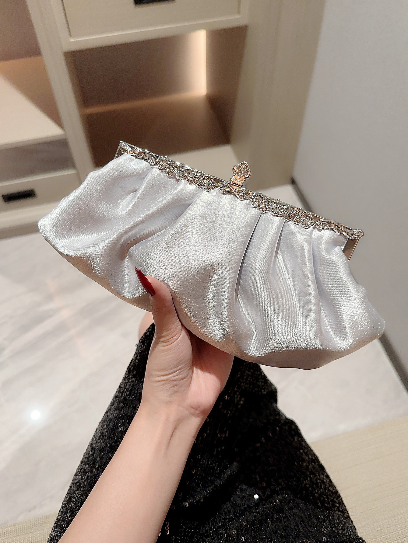 Apricot Silver Black Suede Solid Color Rhinestone Dumpling Shape Evening Bags display picture 5