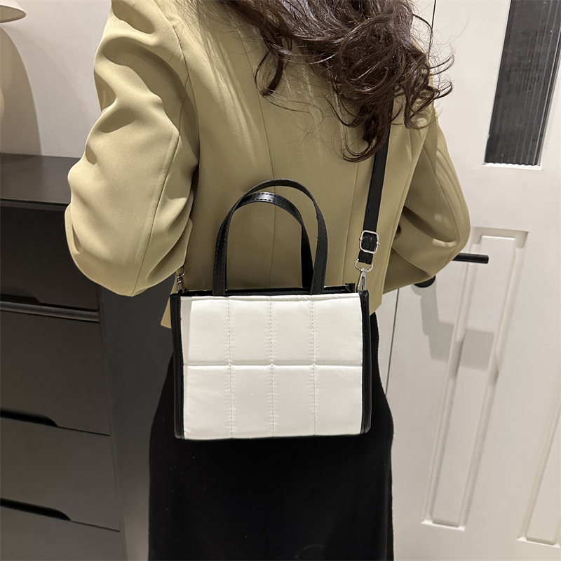 Women's Pu Leather Solid Color Classic Style Square Zipper Handbag display picture 5