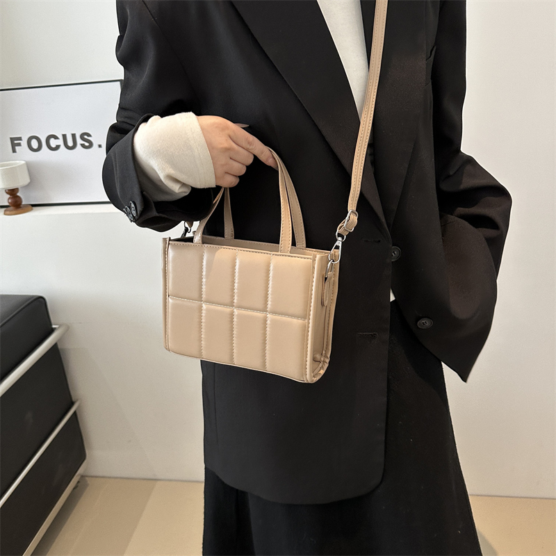 Femmes Faux Cuir Couleur Unie Style Classique Carré Fermeture Éclair Sac À Main display picture 3