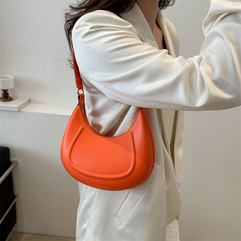 Women's Pu Leather Solid Color Elegant Zipper Shoulder Bag display picture 10