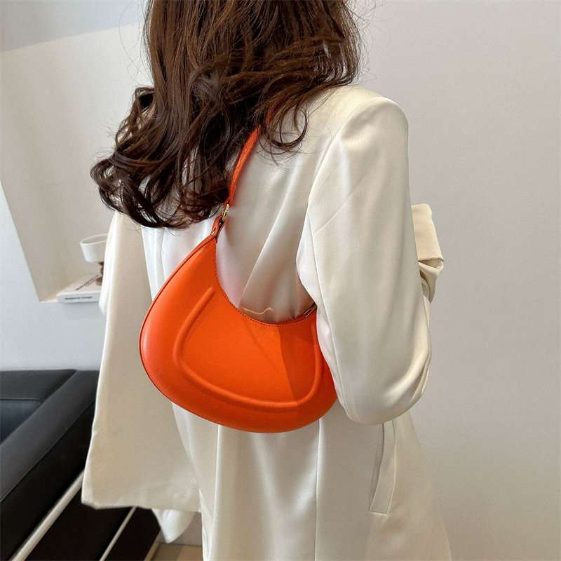 Women's Pu Leather Solid Color Elegant Zipper Shoulder Bag display picture 4