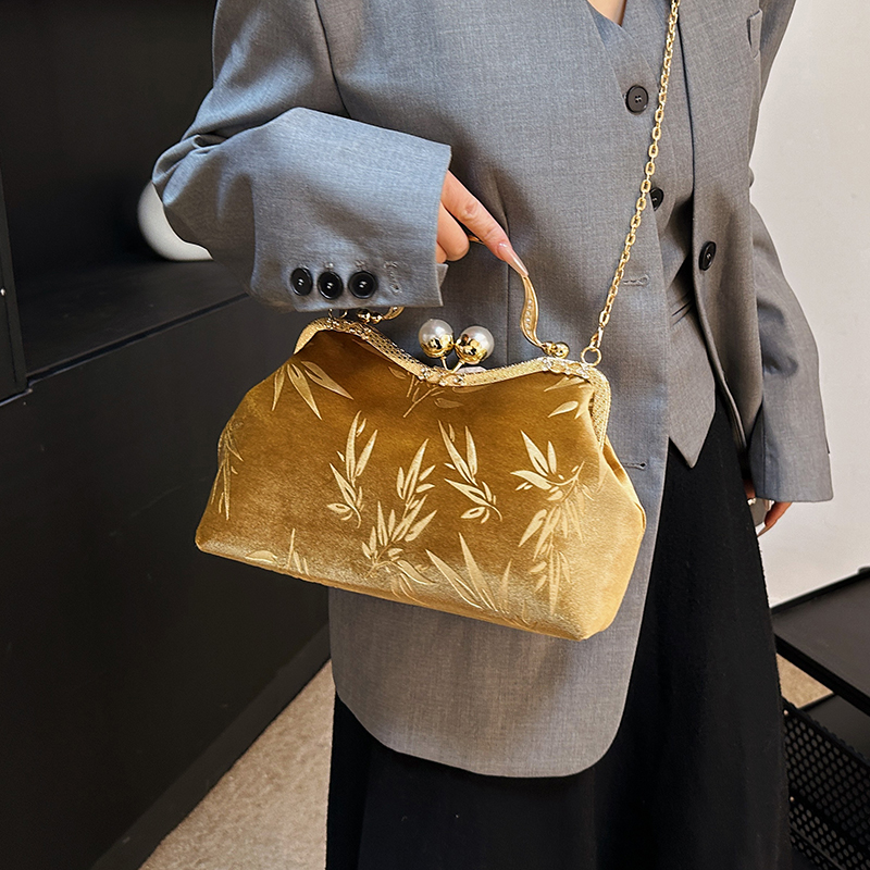 Women's Velvet Cloth Leaves Vintage Style Classic Style Embroidery Square Clipped Button Handbag display picture 25