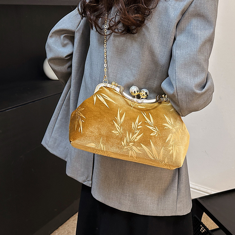 Women's Velvet Cloth Leaves Vintage Style Classic Style Embroidery Square Clipped Button Handbag display picture 14