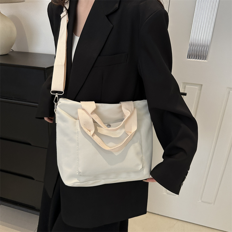 Women's Nylon Solid Color Basic Zipper Shoulder Bag display picture 6
