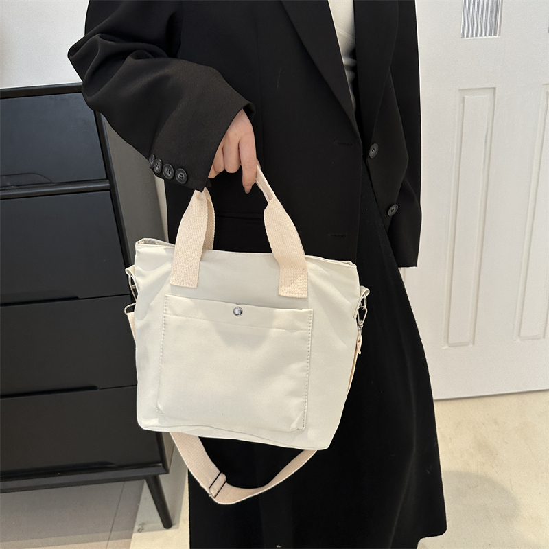 Women's Nylon Solid Color Basic Zipper Shoulder Bag display picture 10