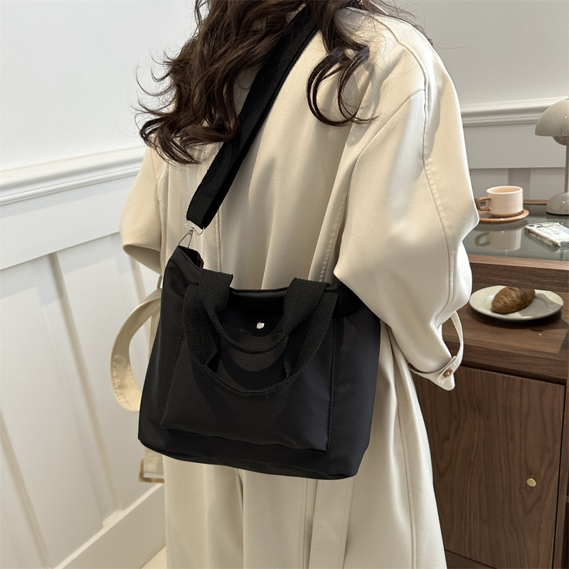 Women's Nylon Solid Color Basic Zipper Shoulder Bag display picture 8