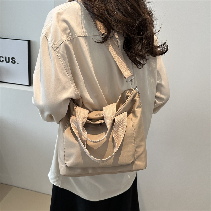 Women's Nylon Solid Color Basic Zipper Shoulder Bag display picture 1