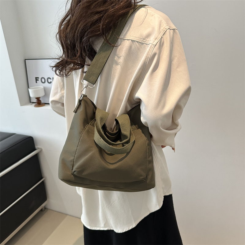 Women's Nylon Solid Color Basic Zipper Shoulder Bag display picture 3