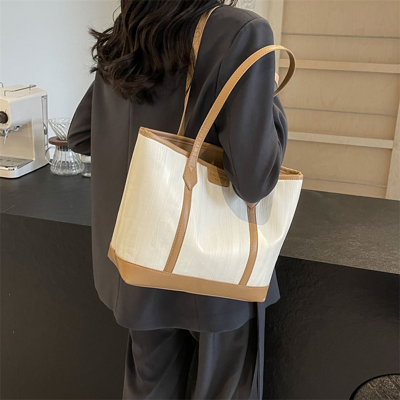 Women's Pu Leather Color Block Classic Style Zipper Tote Bag display picture 4