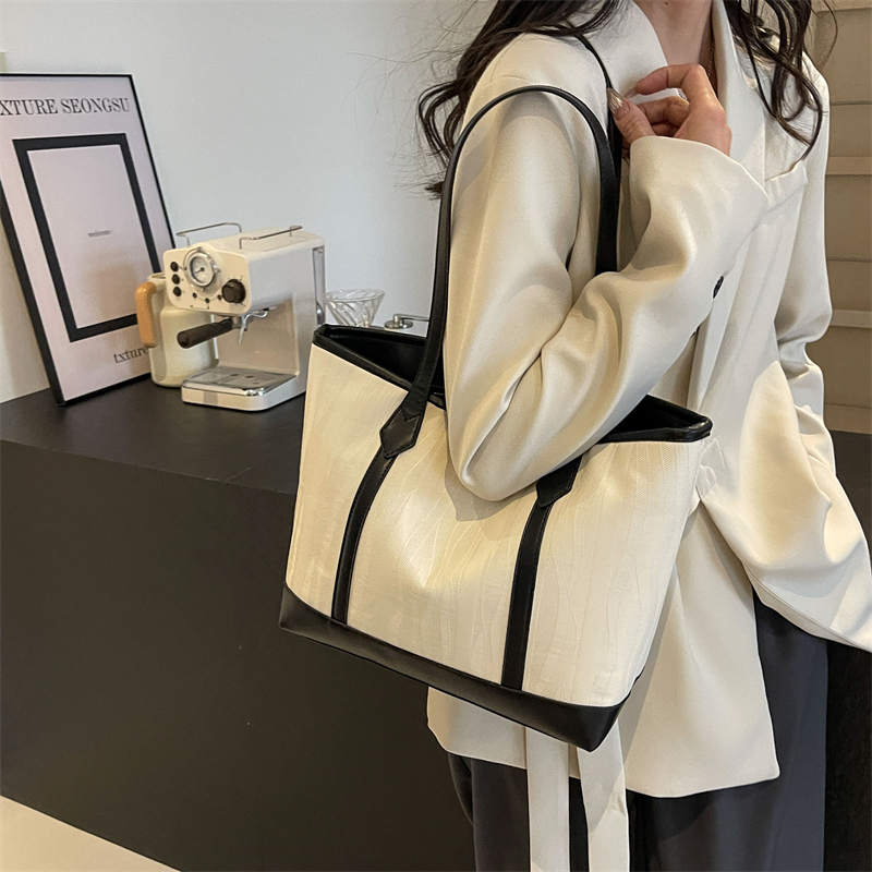 Women's Pu Leather Color Block Classic Style Zipper Tote Bag display picture 6