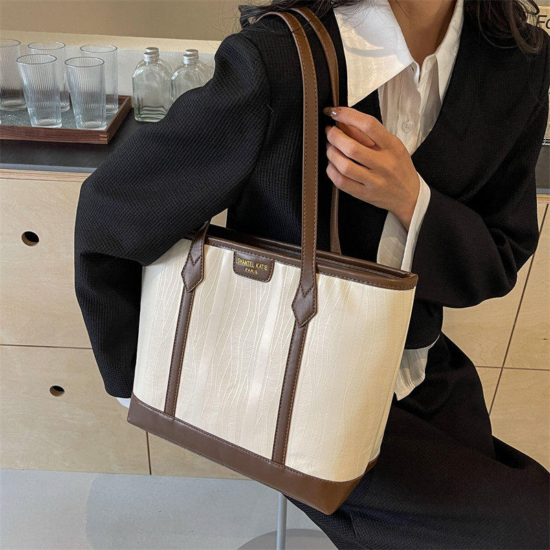 Women's Pu Leather Color Block Classic Style Zipper Tote Bag display picture 3