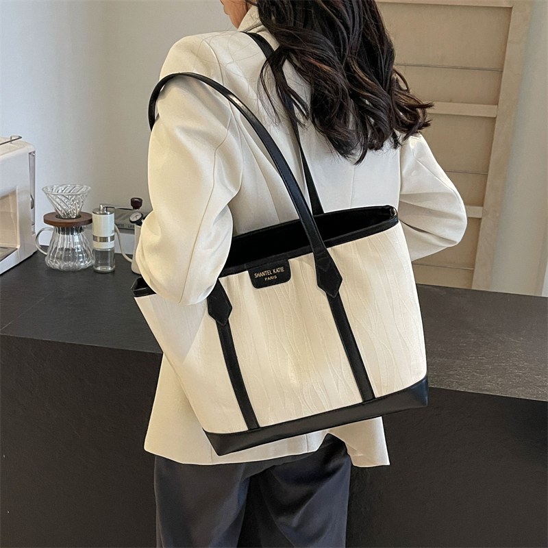 Women's Pu Leather Color Block Classic Style Zipper Tote Bag display picture 9