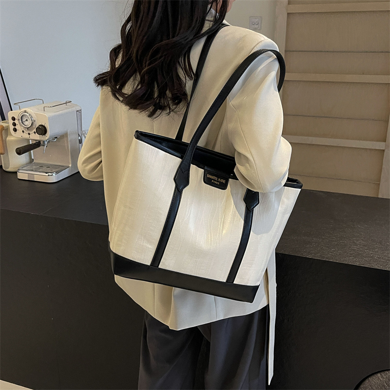 Femmes Faux Cuir Bloc De Couleur Style Classique Fermeture Éclair Sac À Main display picture 8