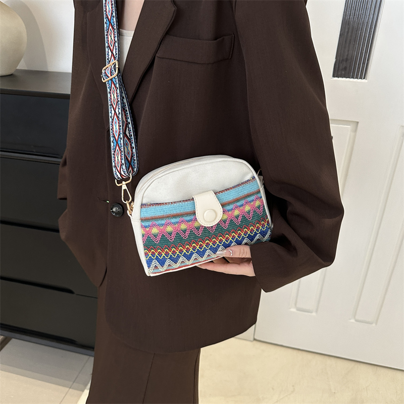 Women's Canvas Color Block Argyle Vacation Ethnic Style Square Zipper Shoulder Bag Crossbody Bag display picture 6